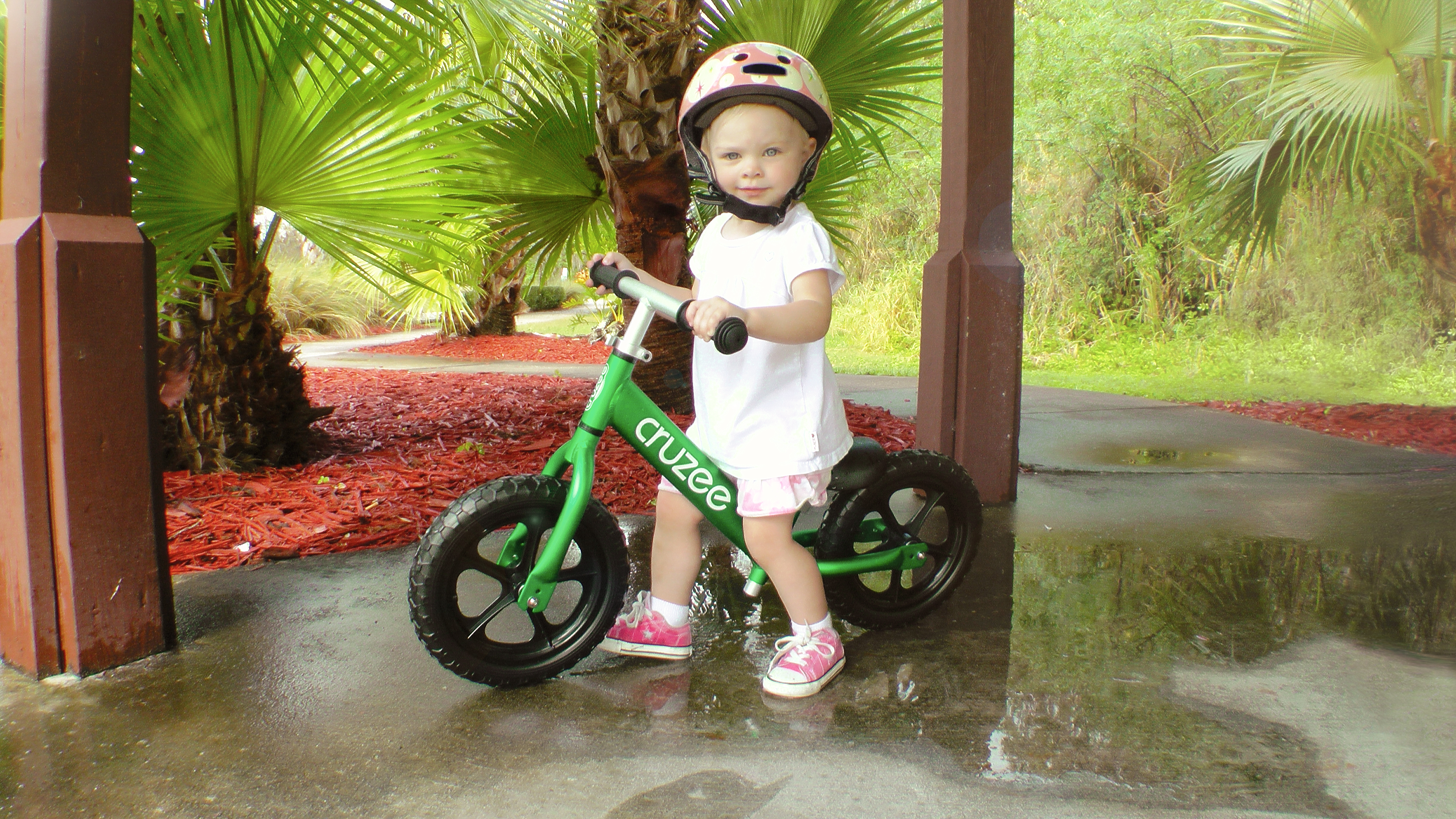 cruzee balance bike green